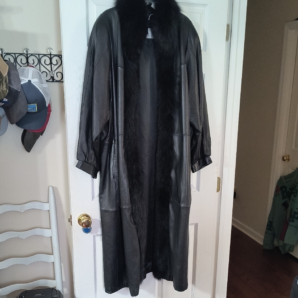 EWEAR, Elegant Black Leather Coat